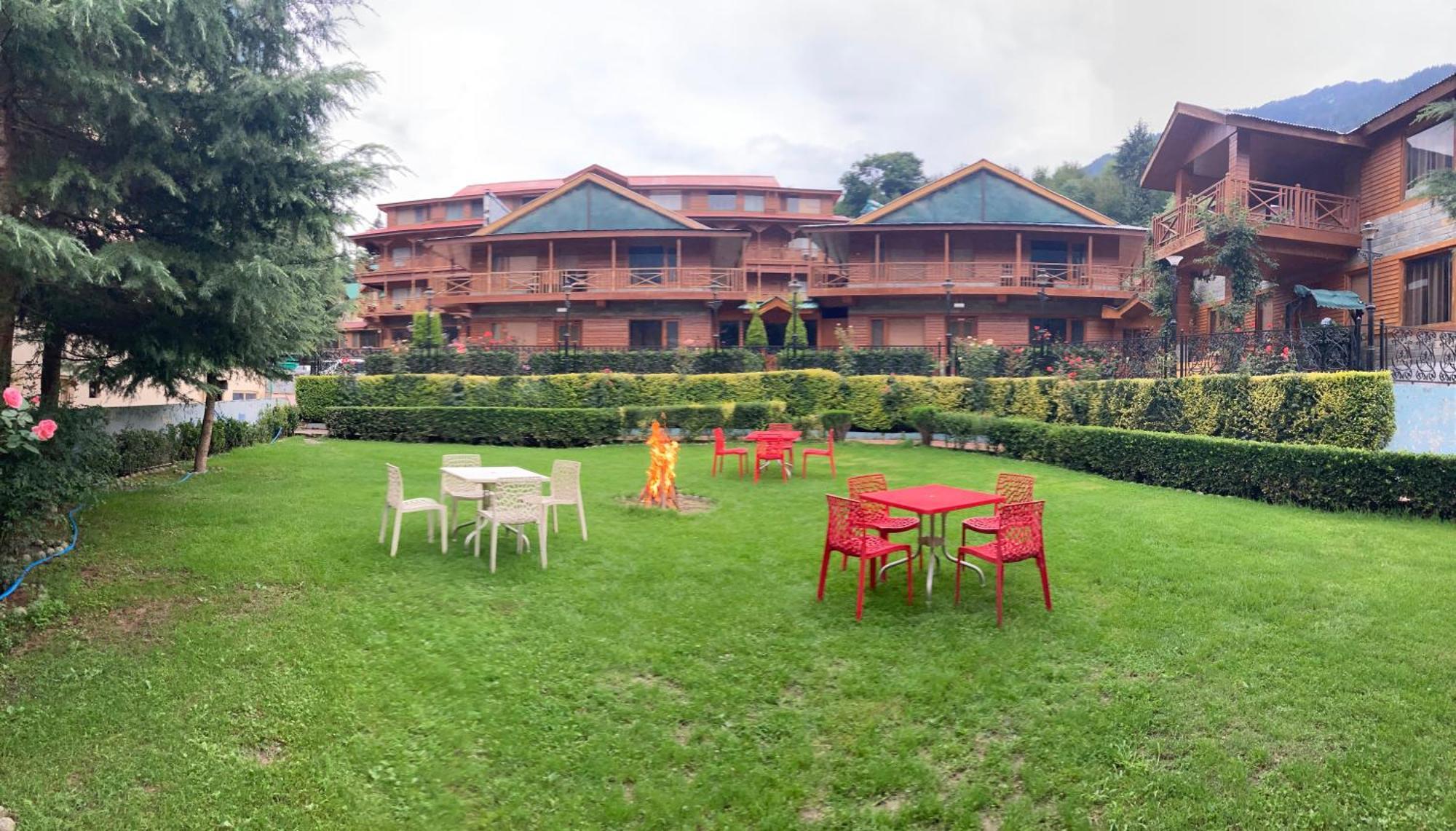 Hotel The North Wind In City Center, Manali Exteriör bild