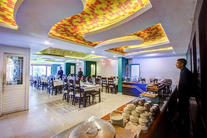 Hotel The North Wind In City Center, Manali Exteriör bild
