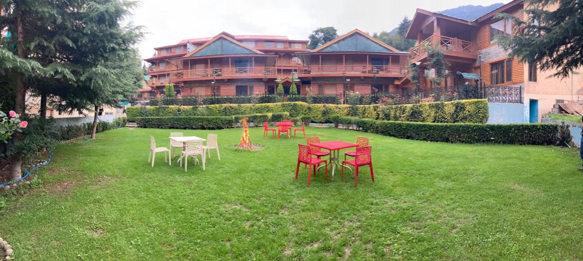 Hotel The North Wind In City Center, Manali Exteriör bild