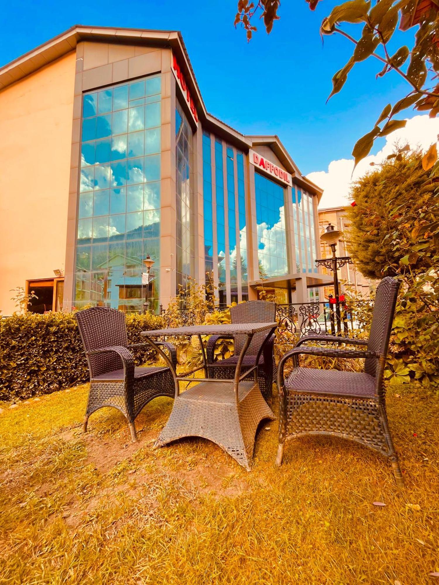 Hotel The North Wind In City Center, Manali Exteriör bild