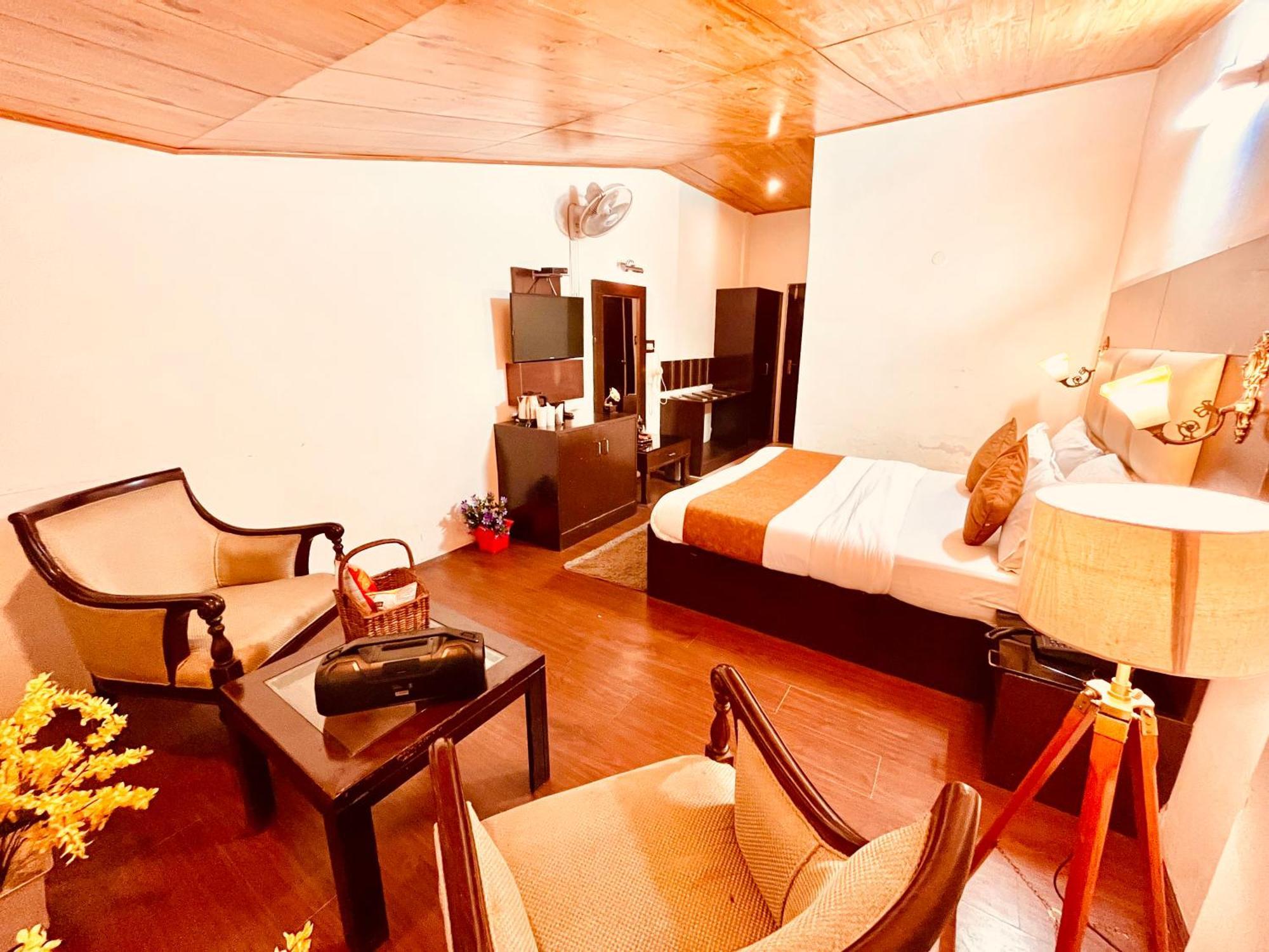 Hotel The North Wind In City Center, Manali Exteriör bild