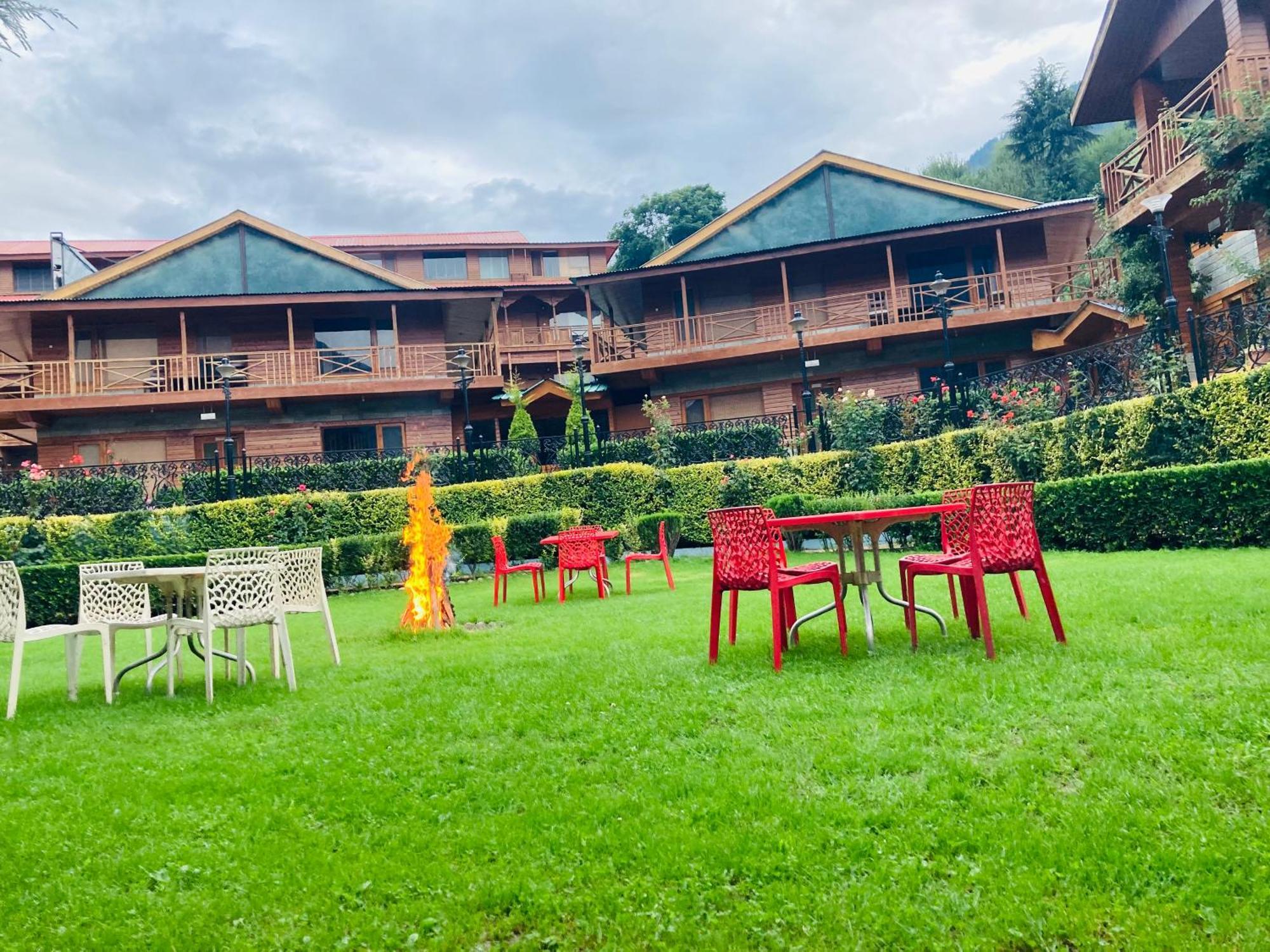 Hotel The North Wind In City Center, Manali Exteriör bild