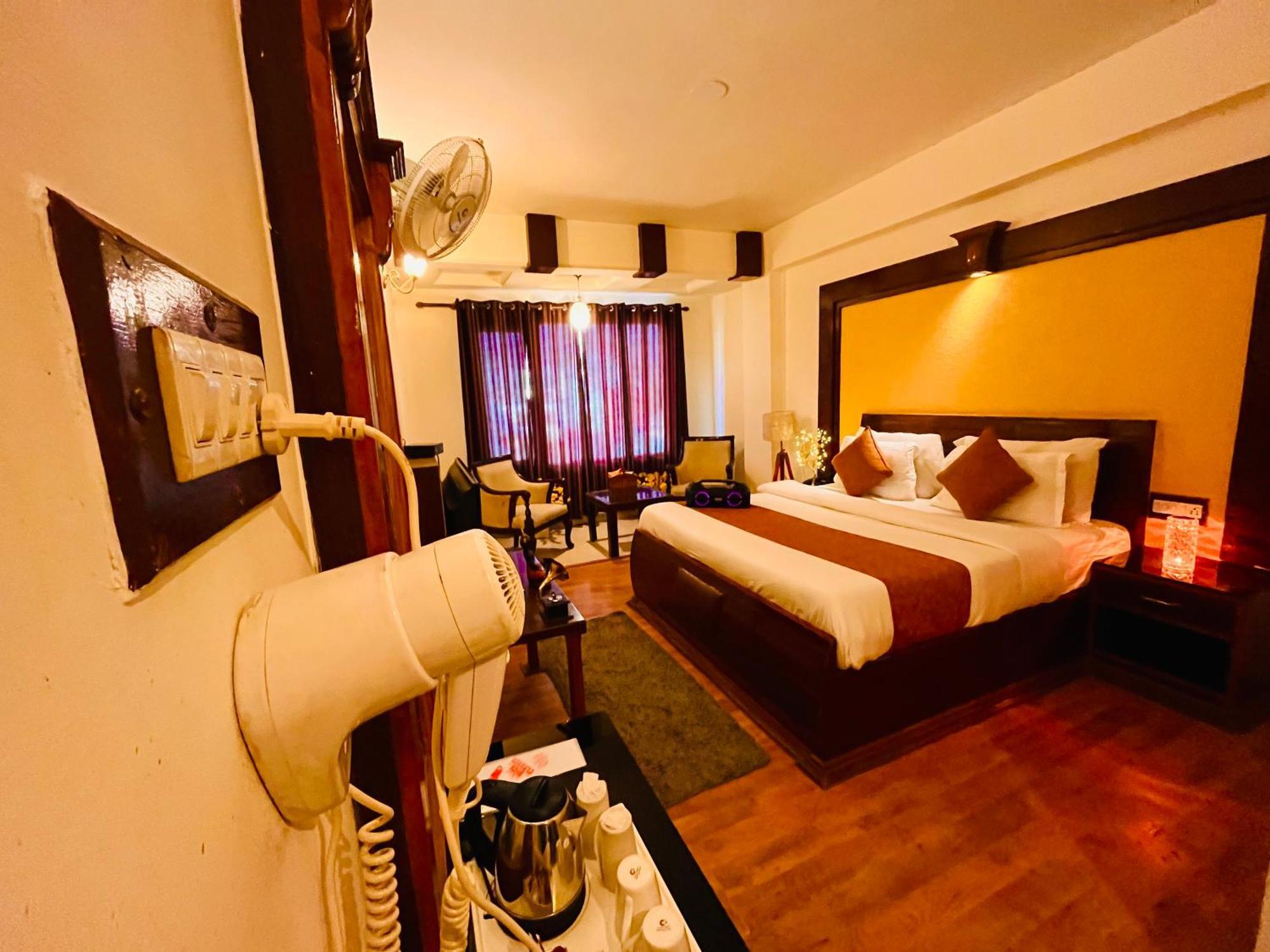 Hotel The North Wind In City Center, Manali Exteriör bild