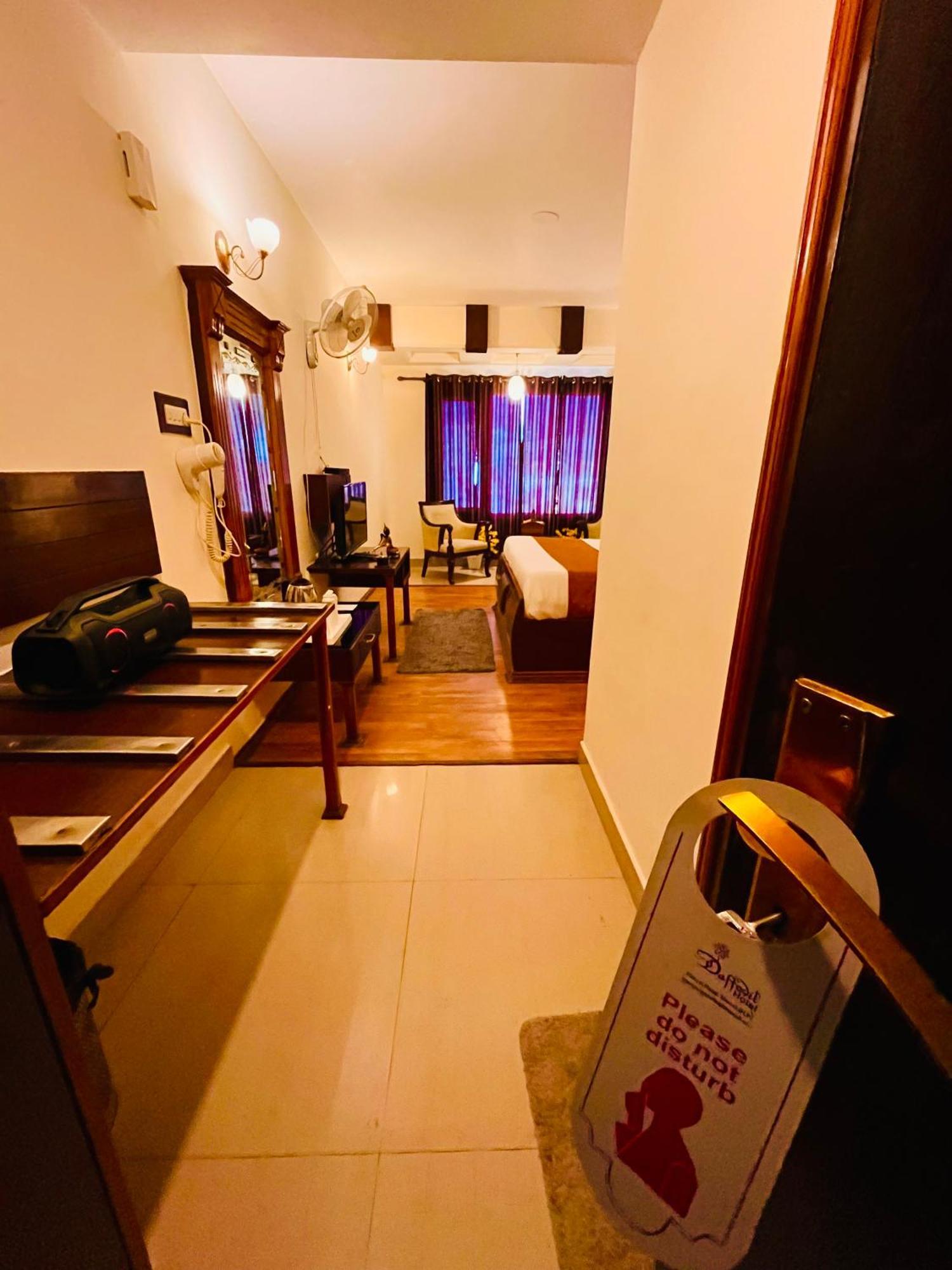 Hotel The North Wind In City Center, Manali Exteriör bild
