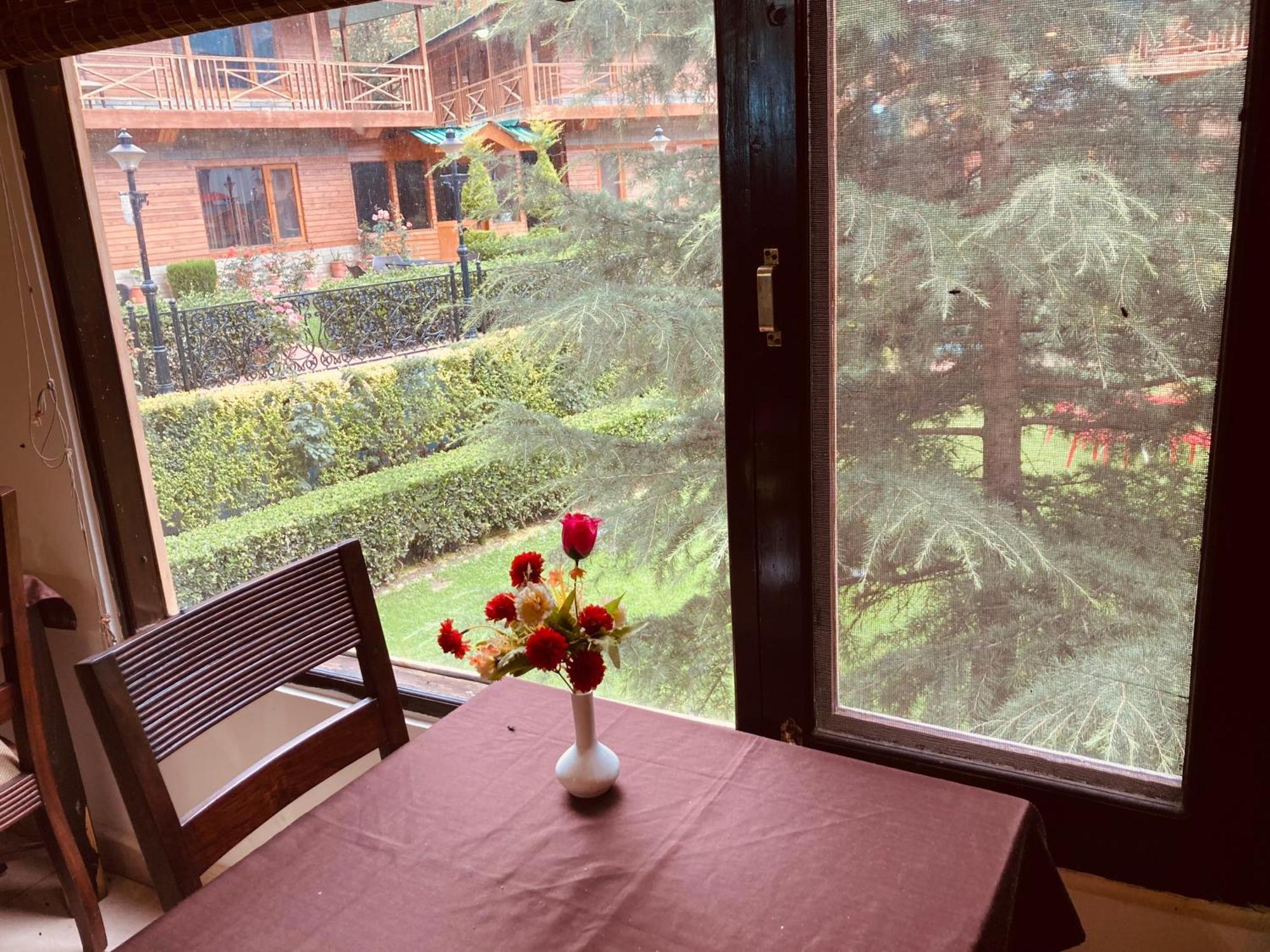 Hotel The North Wind In City Center, Manali Exteriör bild